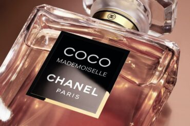 Bočica parfema Chanel Coco Mademoiselle Crush Absolu s kontrastnom etiketom i facetiranim poklopcem