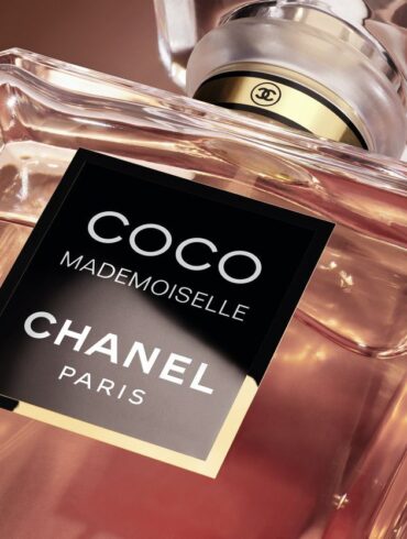 Bočica parfema Chanel Coco Mademoiselle Crush Absolu s kontrastnom etiketom i facetiranim poklopcem