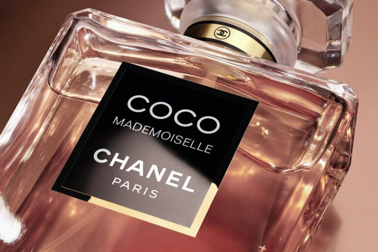 Bočica parfema Chanel Coco Mademoiselle Crush Absolu s kontrastnom etiketom i facetiranim poklopcem