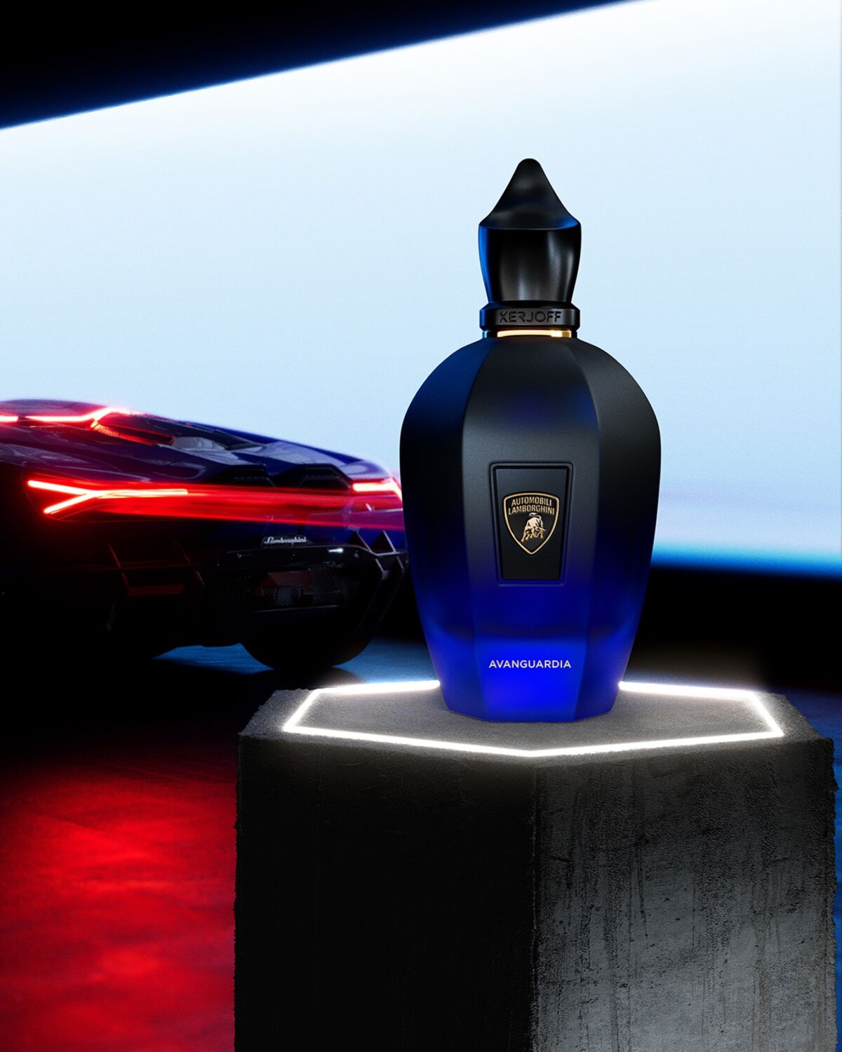 Xerjoff Avanguardia parfem u plavoj bočici sa Lamborghini automobilom u pozadini