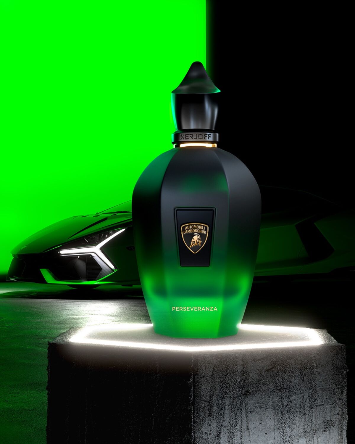 Xerjoff Perseveranza parfem u zelenoj bočici sa Lamborghini automobilom u pozadini