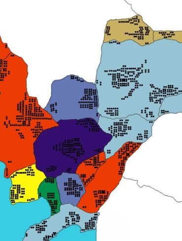 Stilizovana ilustrovana mapa Kraljevine Korete podijeljena na obojene regije različitih boja i uzoraka, koja predstavlja imaginarnu državu iz umjetničkog projekta Vojislava Klačara