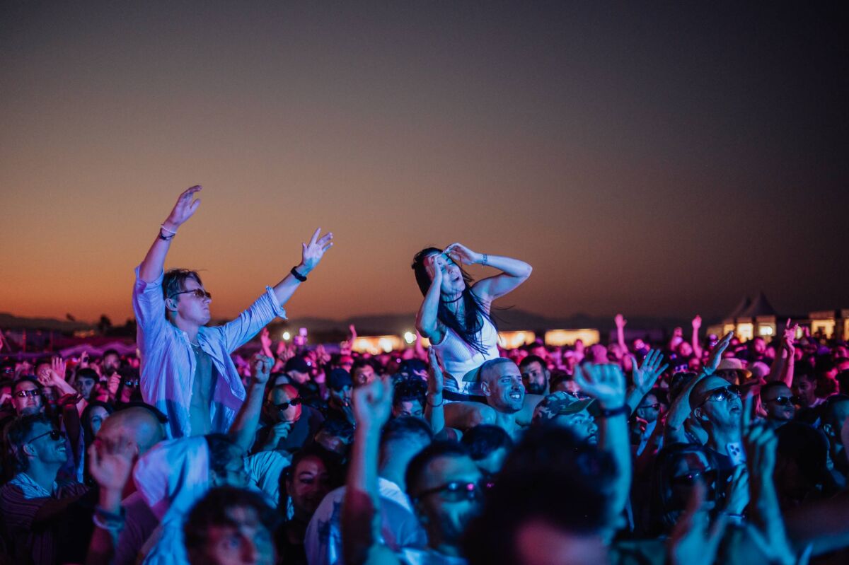 Publika diže ruke uz muziku u sumrak na Velikoj plaži tokom EXIT to Montenegro festivala