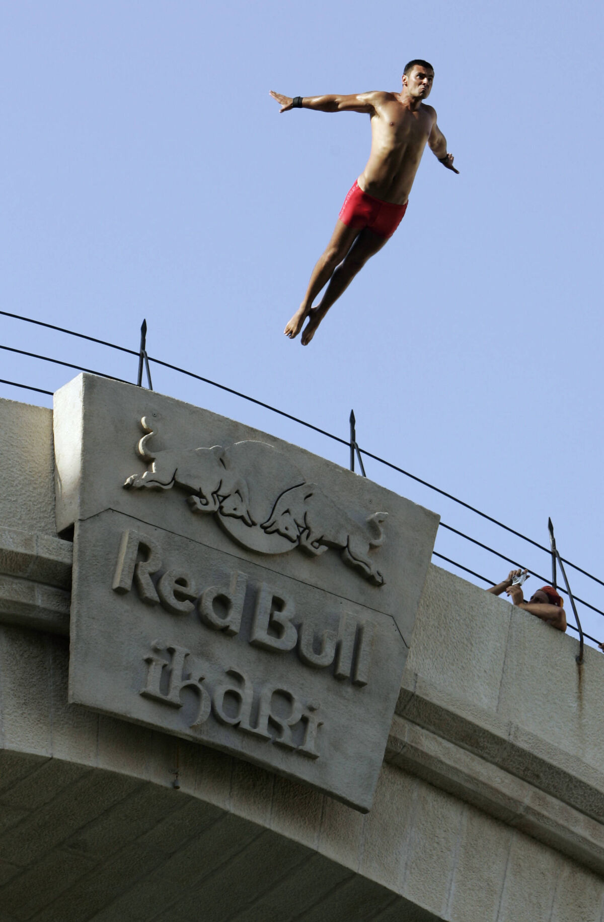Lorens Listo u skoku sa Starog mosta pored oznake Red Bull Cliff Diving