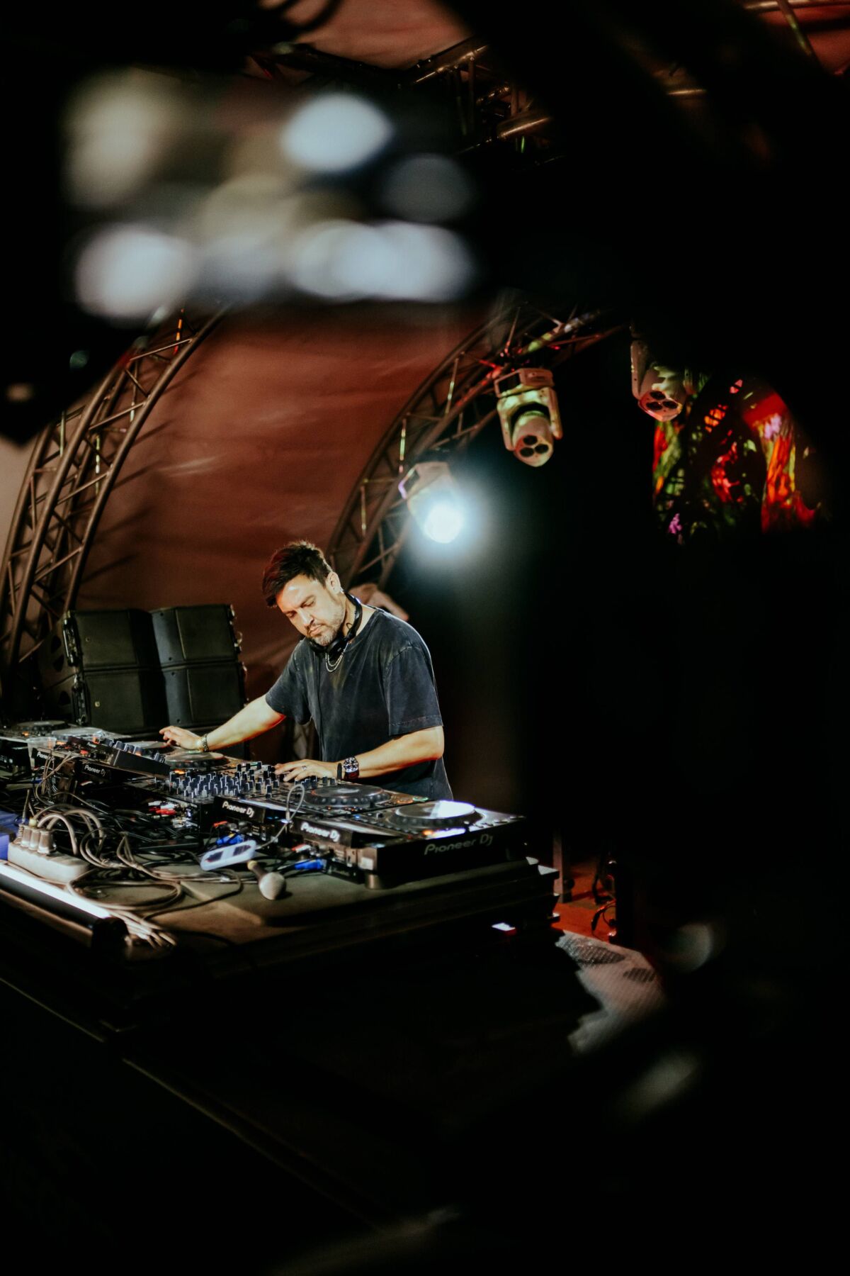 Maceo Plex za DJ pultom tokom nastupa na Velikoj plaži u Ulcinju