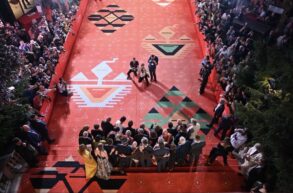 Crveni tepih Sarajevo Film Festivala iz ptičje perspektive, sa fotografima i publikom