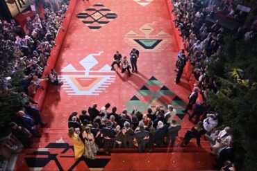 Crveni tepih Sarajevo Film Festivala iz ptičje perspektive, sa fotografima i publikom