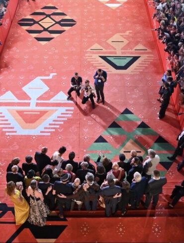 Crveni tepih Sarajevo Film Festivala iz ptičje perspektive, sa fotografima i publikom