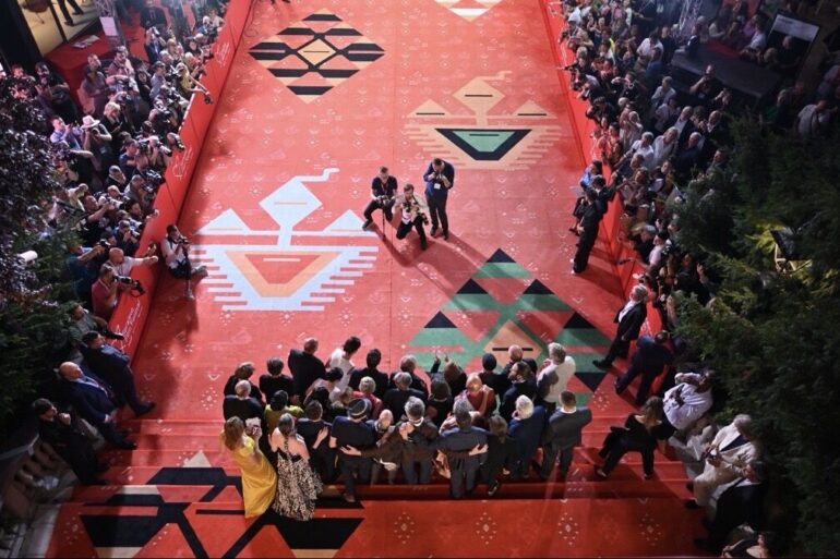Crveni tepih Sarajevo Film Festivala iz ptičje perspektive, sa fotografima i publikom