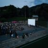 Publika prati projekciju filma na otvorenom na Silver Frame Film Festivalu, večernje druženje ispred velikog platna okruženog brdima