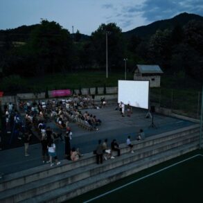Publika prati projekciju filma na otvorenom na Silver Frame Film Festivalu, večernje druženje ispred velikog platna okruženog brdima