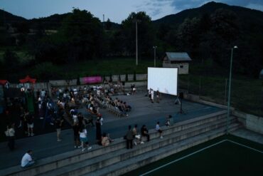 Publika prati projekciju filma na otvorenom na Silver Frame Film Festivalu, večernje druženje ispred velikog platna okruženog brdima