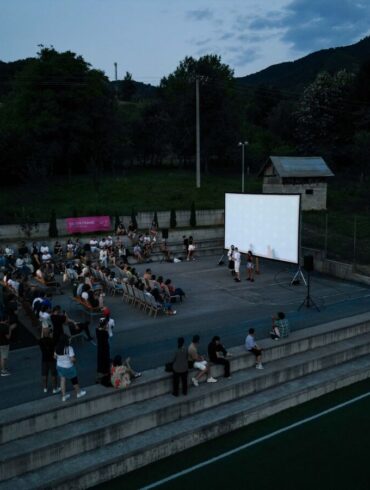 Publika prati projekciju filma na otvorenom na Silver Frame Film Festivalu, večernje druženje ispred velikog platna okruženog brdima
