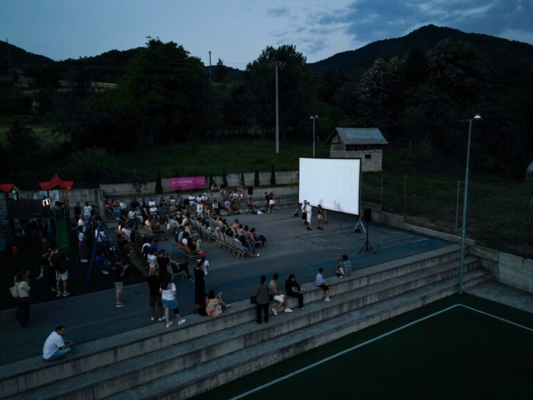 Publika prati projekciju filma na otvorenom na Silver Frame Film Festivalu, večernje druženje ispred velikog platna okruženog brdima