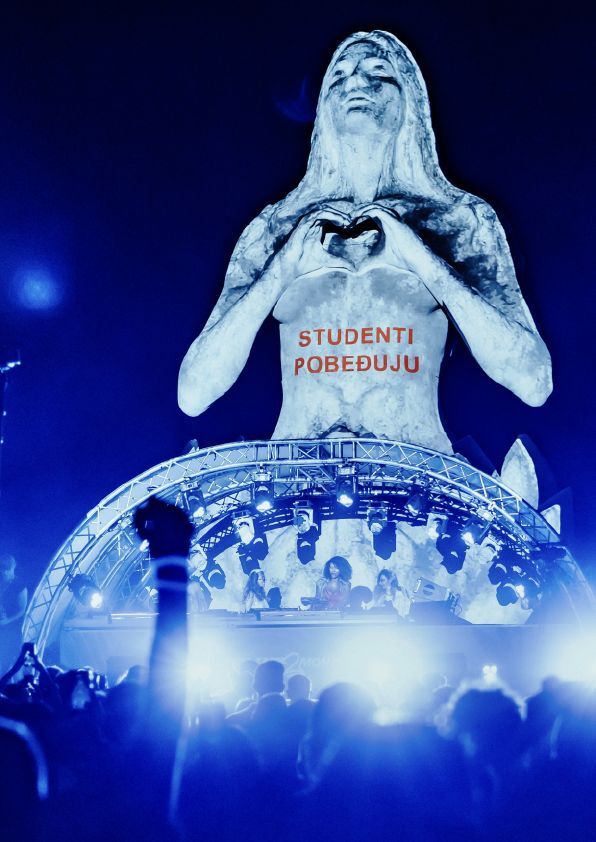 Skulptura sa porukom "Studenti pobjeđuju" projektovanom tokom finalne noći EXIT to Montenegro festivala