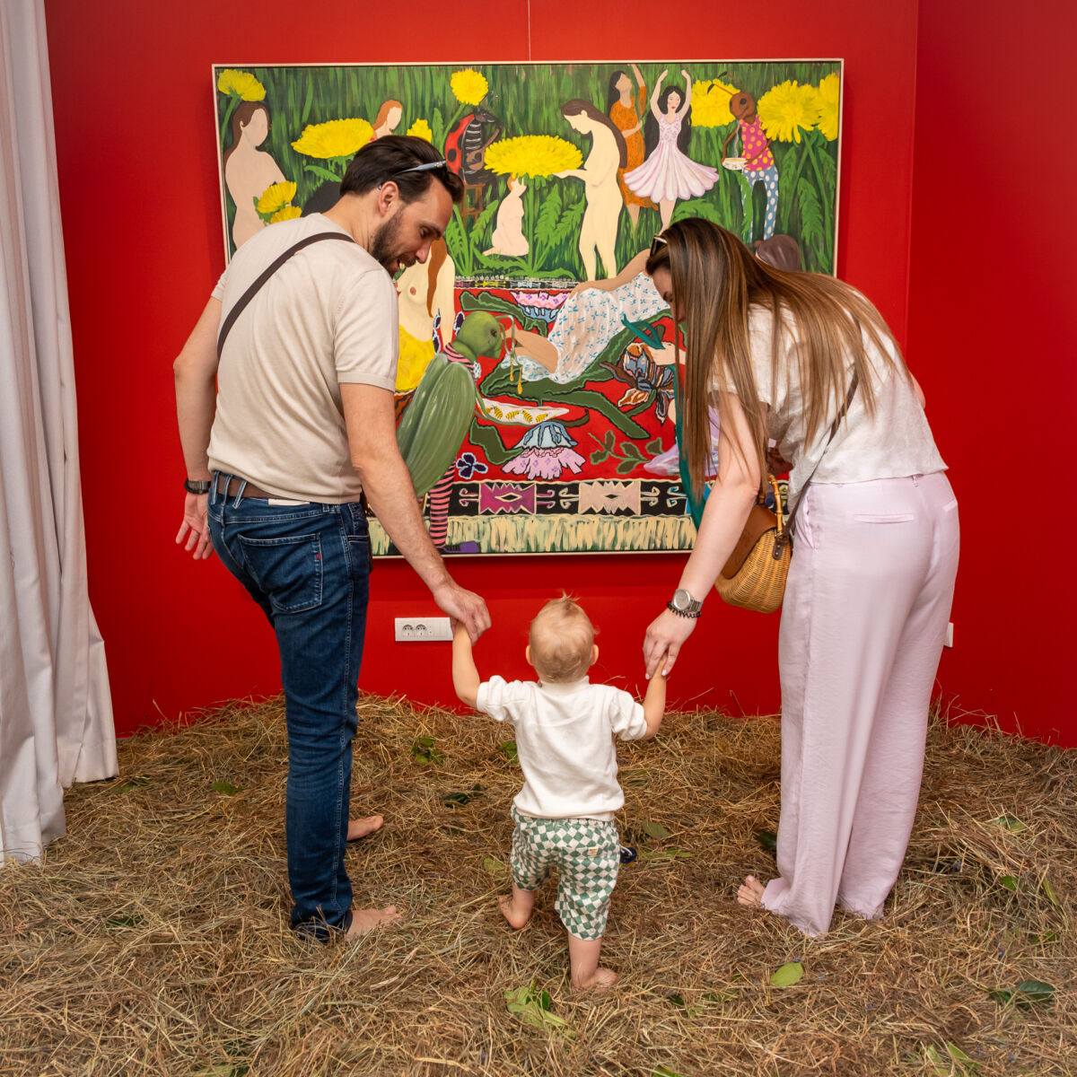 Posjetioci bosi na sijenu razgledaju sliku na otvaranju izložbe Hanne Dujmović u Aleksić galeriji
