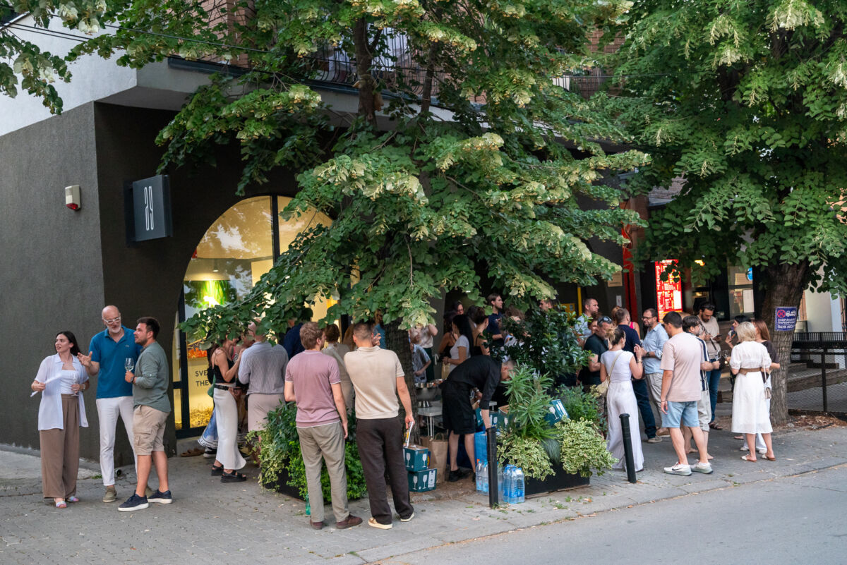 Posjetioci ispred Aleksić galerije savremene umetnosti na otvaranju izložbe Svijet ispod koraka