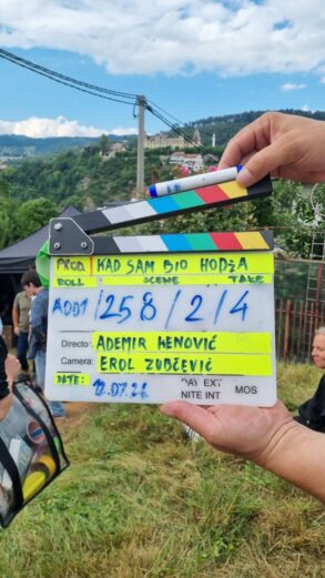 Filmska klapa sa natpisom Kad sam bio hodža, redatelj Ademir Kenović, na snimanju na Alifakovcu u Sarajevu