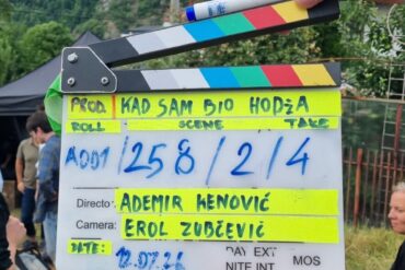 Filmska klapa sa natpisom Kad sam bio hodža, redatelj Ademir Kenović, na snimanju na Alifakovcu u Sarajevu