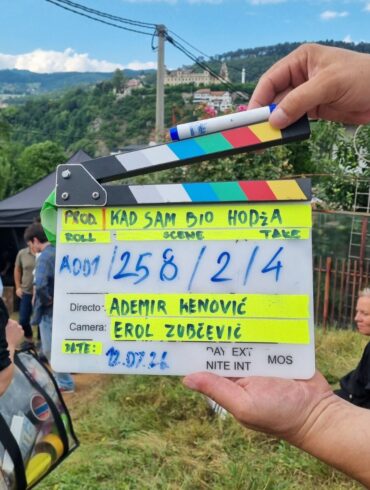 Filmska klapa sa natpisom Kad sam bio hodža, redatelj Ademir Kenović, na snimanju na Alifakovcu u Sarajevu