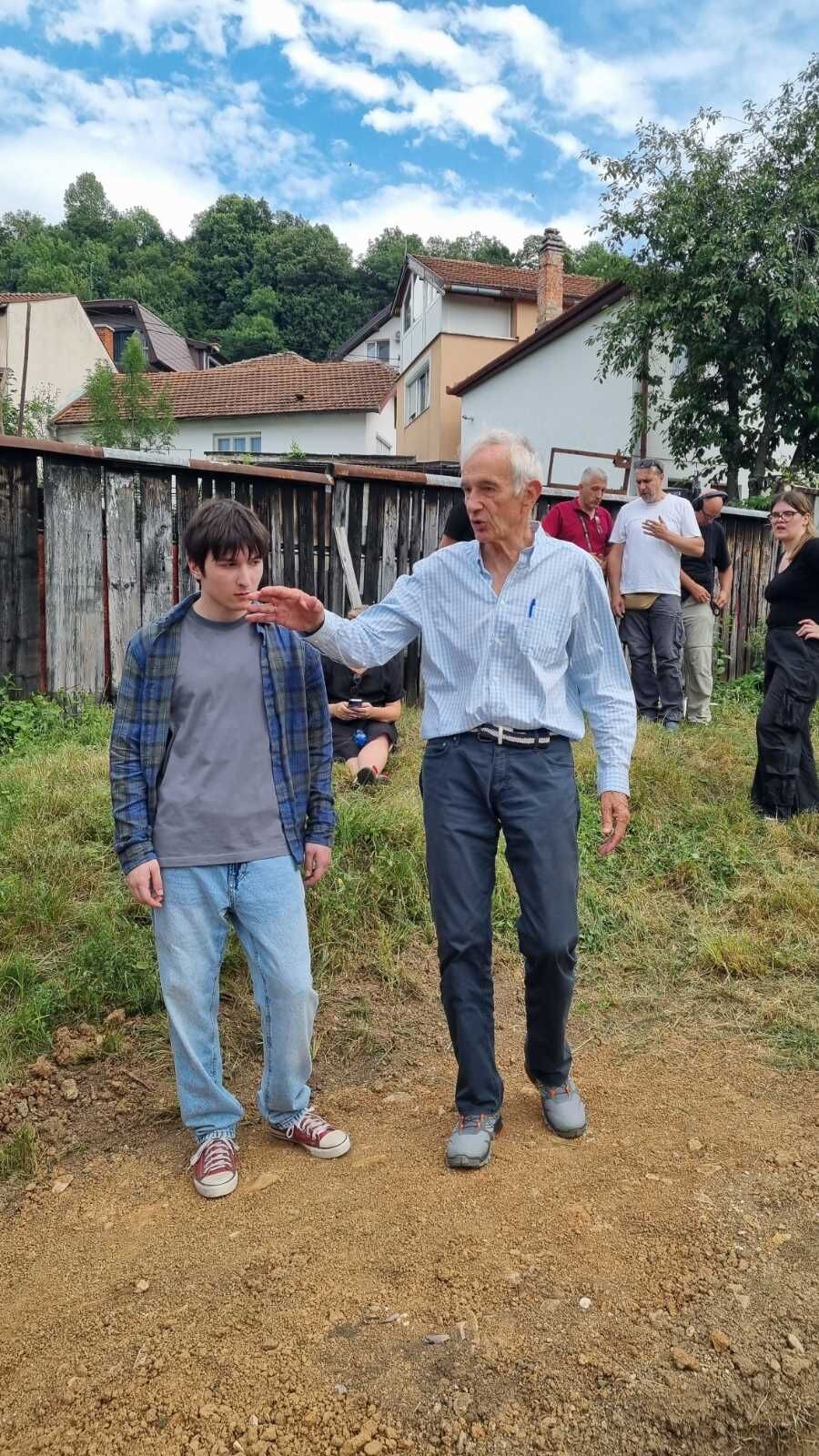 Redatelj Ademir Kenović razgovara sa glumcem Issom Osmićem tokom pripreme scene na setu filma Kad sam bio hodža