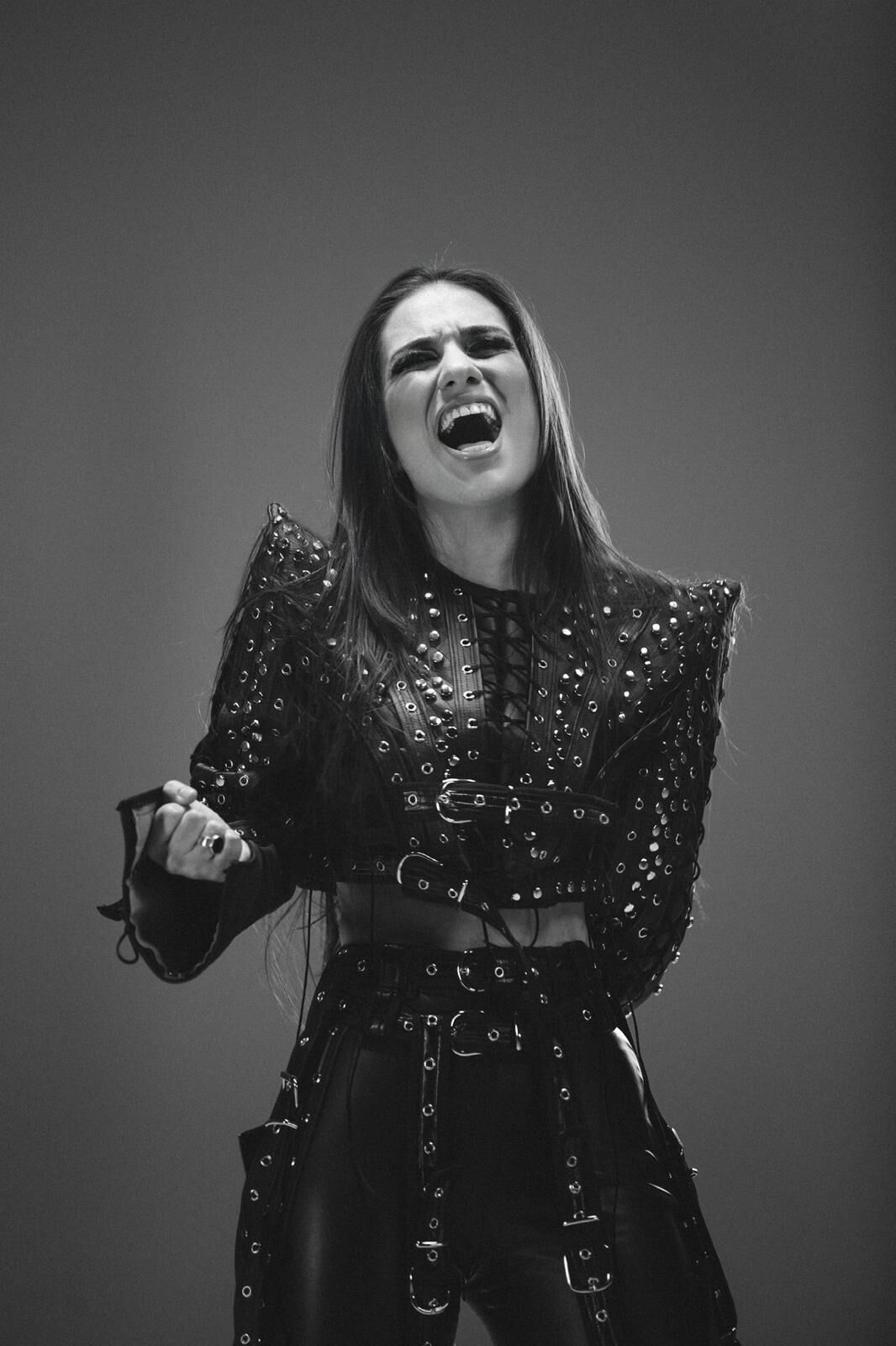 Sara Vojičić u crnom stage kostimu sa metalnim detaljima za intervju