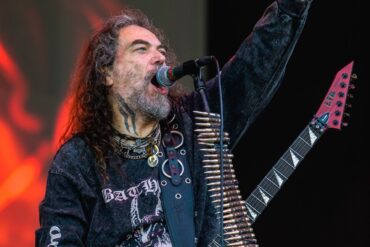 Max Cavalera, frontmen benda Soulfly, nastupa uživo s crvenom gitarom tokom koncerta