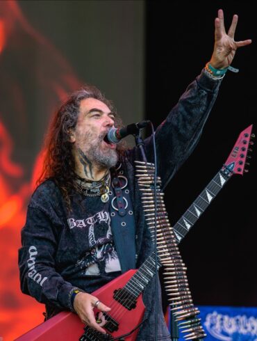 Max Cavalera, frontmen benda Soulfly, nastupa uživo s crvenom gitarom tokom koncerta