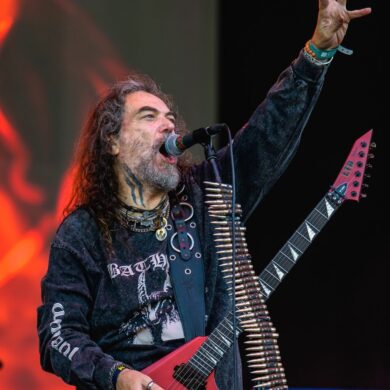 Max Cavalera, frontmen benda Soulfly, nastupa uživo s crvenom gitarom tokom koncerta