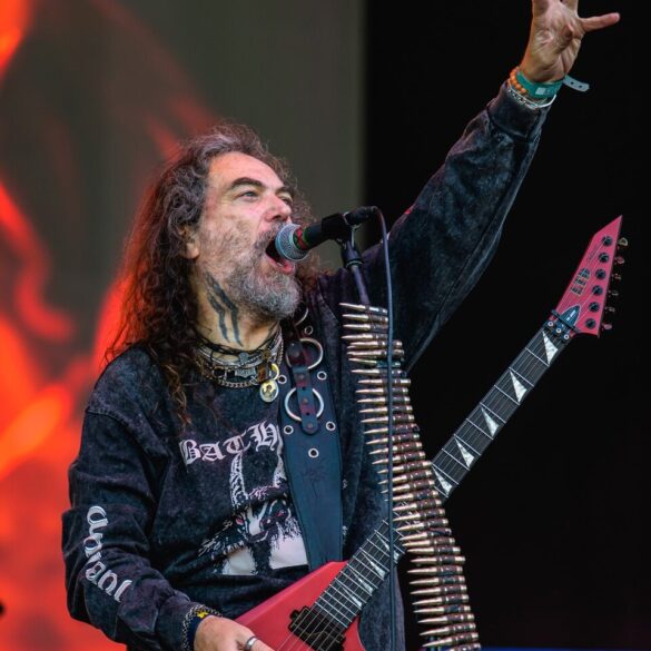 Max Cavalera, frontmen benda Soulfly, nastupa uživo s crvenom gitarom tokom koncerta