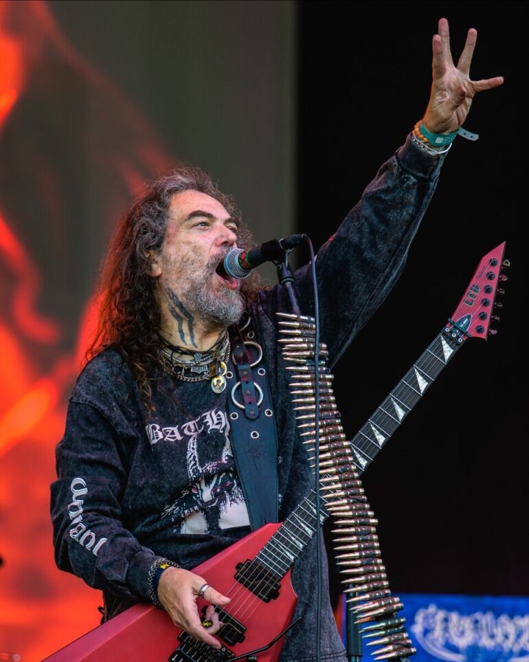 Max Cavalera, frontmen benda Soulfly, nastupa uživo s crvenom gitarom tokom koncerta
