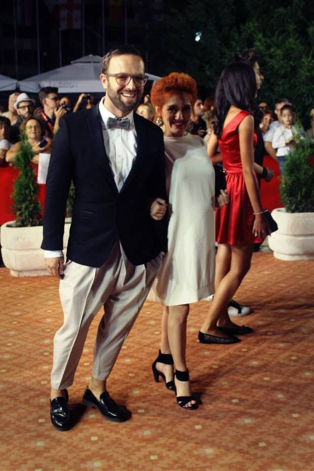 Ensar Dervišbegović u crnom smokingu s leptir mašnom i Elma Tais u bijeloj haljini pozira na crvenom tepihu 20. Sarajevo Film Festivala 2014 - FBL Magazin