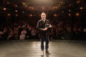 Asghar Farhadi na pozornici Narodnog pozorišta Sarajevo drži nagradu Počasno Srce Sarajeva. Foto: Obala Art Centar