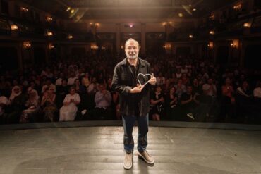 Asghar Farhadi na pozornici Narodnog pozorišta Sarajevo drži nagradu Počasno Srce Sarajeva. Foto: Obala Art Centar
