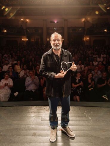 Asghar Farhadi na pozornici Narodnog pozorišta Sarajevo drži nagradu Počasno Srce Sarajeva. Foto: Obala Art Centar