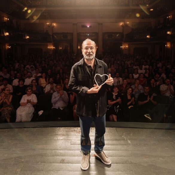 Asghar Farhadi na pozornici Narodnog pozorišta Sarajevo drži nagradu Počasno Srce Sarajeva. Foto: Obala Art Centar