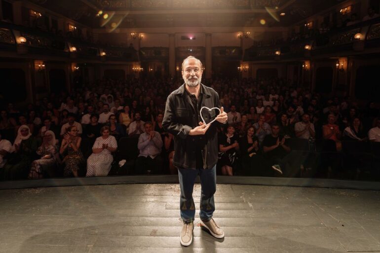 Asghar Farhadi na pozornici Narodnog pozorišta Sarajevo drži nagradu Počasno Srce Sarajeva. Foto: Obala Art Centar