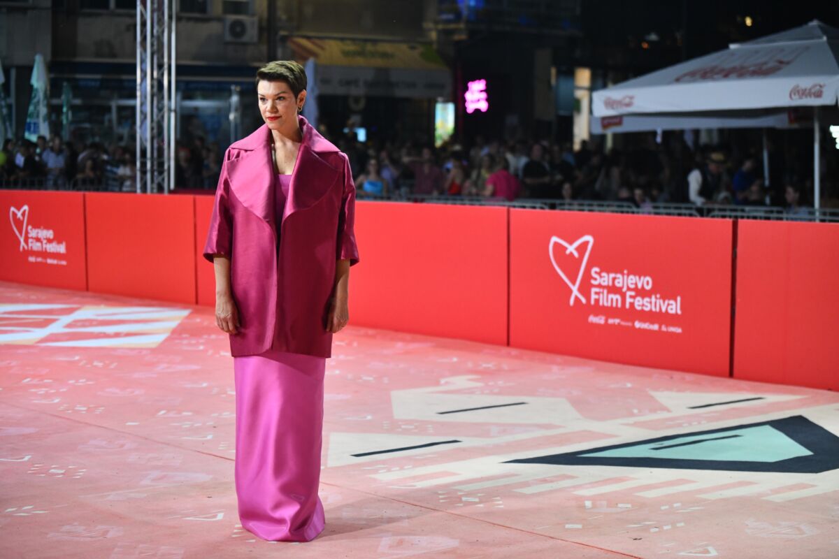 Marija Škaričić u fuksija kreaciji Kaftan Studija na crvenom tepihu Sarajevo Film Festivala 2026.