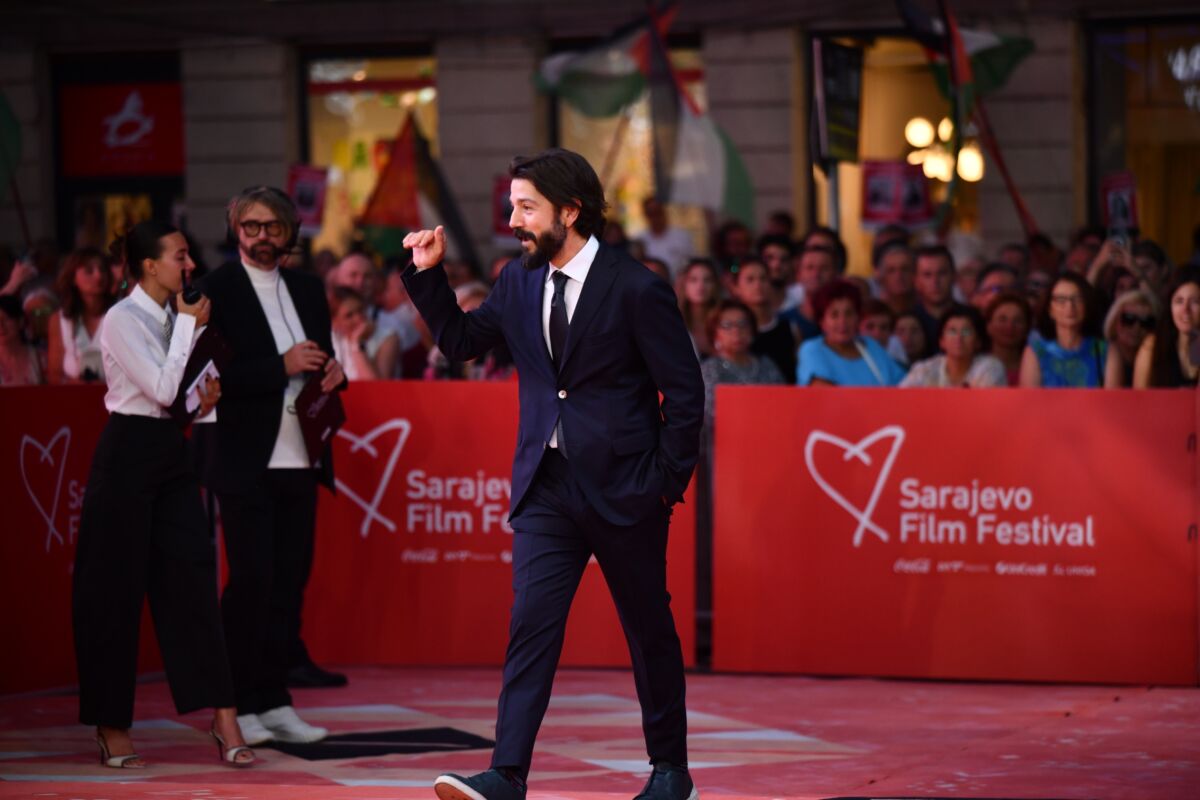 Diego Luna u klasičnom tamnoplavom odijelu, svedenom i elegantnom muškom izdanju bez suvišnih modnih intervencija.