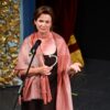 Emily Watson drži Počasno Srce Sarajeva i obraća se publici na sceni Narodnog pozorišta