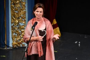 Emily Watson drži Počasno Srce Sarajeva i obraća se publici na sceni Narodnog pozorišta