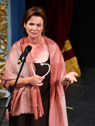 Emily Watson drži Počasno Srce Sarajeva i obraća se publici na sceni Narodnog pozorišta