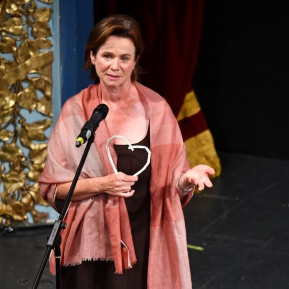 Emily Watson drži Počasno Srce Sarajeva i obraća se publici na sceni Narodnog pozorišta