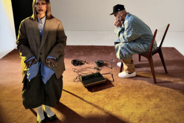 Erykah Badu i The Alchemist u studiju sa vintage sintetizatorom tokom zajedničke studijske sesije za album 'Before the World Blows: The Abi and Alan Experiment'