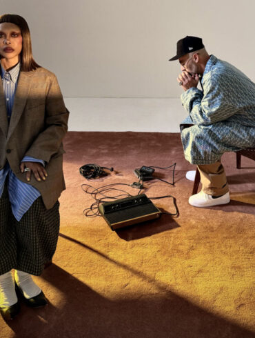 Erykah Badu i The Alchemist u studiju sa vintage sintetizatorom tokom zajedničke studijske sesije za album 'Before the World Blows: The Abi and Alan Experiment'