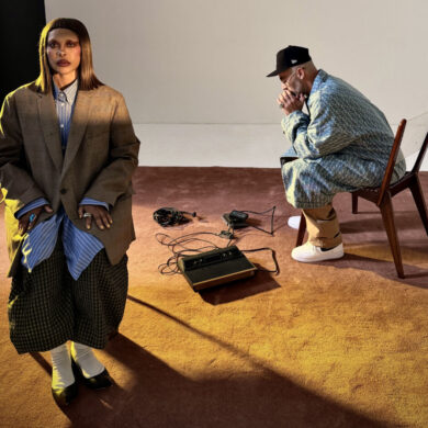 Erykah Badu i The Alchemist u studiju sa vintage sintetizatorom tokom zajedničke studijske sesije za album 'Before the World Blows: The Abi and Alan Experiment'