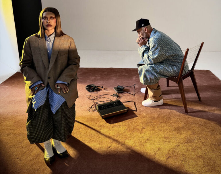 Erykah Badu i The Alchemist u studiju sa vintage sintetizatorom tokom zajedničke studijske sesije za album 'Before the World Blows: The Abi and Alan Experiment'