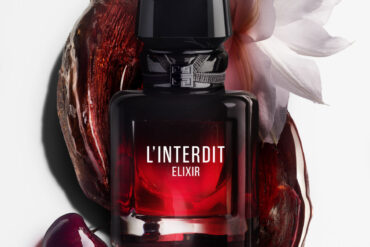 Givenchy L'Interdit Elixir bočica okružena cvijetom tuberoze i svježim trešnjama