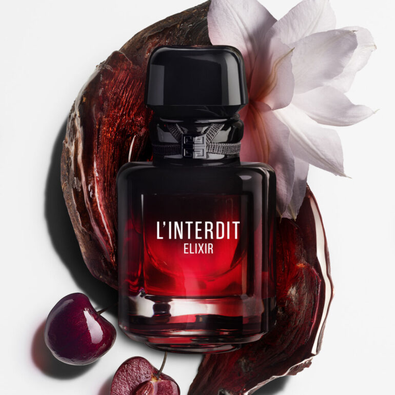 Givenchy L'Interdit Elixir bočica okružena cvijetom tuberoze i svježim trešnjama