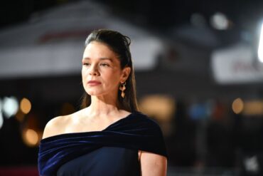 Ivana Roščić u elegantnoj ponoćnoplavoj haljini na crvenom tepihu treće večeri Sarajevo Film Festivala.